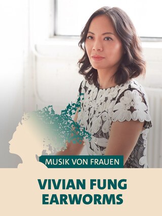 Die Komponistin Vivian Fung sitzt vor einem weißen Raum. Teaserplakat zur Aufnahme ihrer Komposition Earworms mit dem WDR Sinfonieorchester