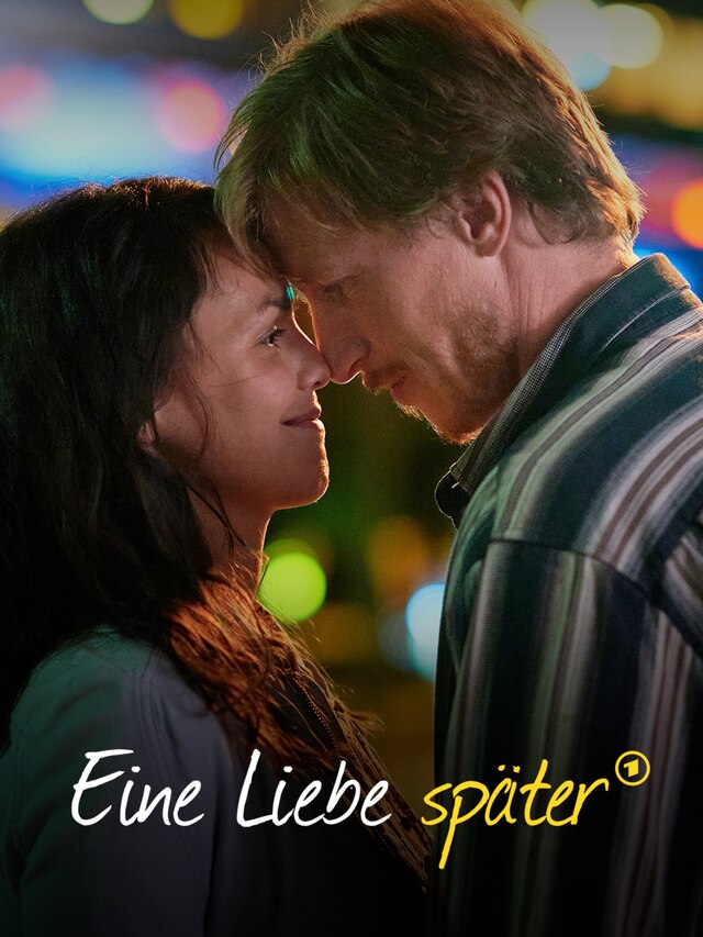 Eine Liebe später - Julika (Lucie Heinze) und Konstantin (Golo Euler) kommen sich näher.