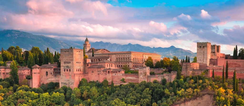 Blick auf die Alhambra in Granada. (Quelle: IMAGO / Panthermedia)