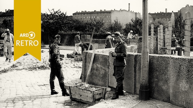 Grenzsoldaten und Arbeiter bei der Errichtung der Mauer (Quelle: rbb)