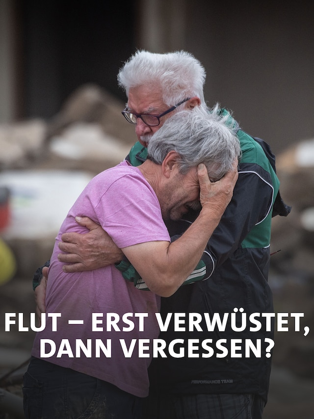 Weinend liegen sich die Brüder Bernd (l) und Gerd Gasper wenige Tage nach der Flutkatastrophe im Juli 2021 vor ihrem von der Flut zerstörten Elternhaus in Altenahr-Altenstadt in den Armen.