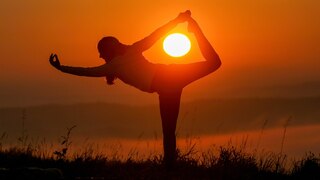 Yoga übung vor Sonnenuntergang
