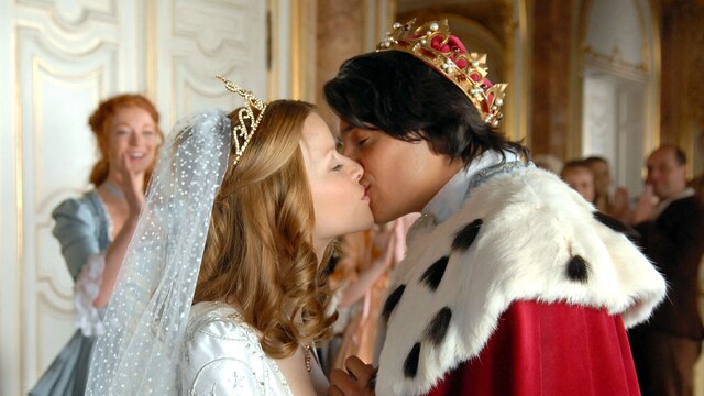 Prinzessin und Prinz küssen sich