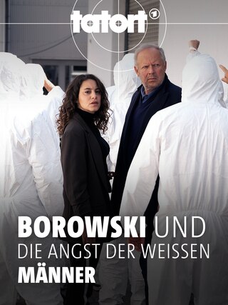 Klaus Borowski (Axel Milberg) und Mila Sahin (Almila Bagriacik) zwischen Menschen in weißen Schutzanzügen 